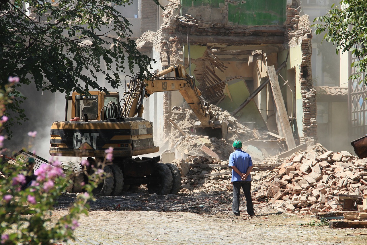 平邑违建拆除最新动态，坚决打击违法建设，共建美好家园
